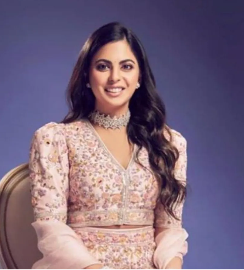 Isha Ambani|Anand Piramal|Mukesh Amabni daughter|Tina AMbani|Isha Ambani in ethnic wear|Isha AMabni fashion sense|www.herlyfe.com